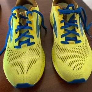 Woman’s Brooks Launch 6 sneakers